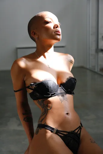 Amelia Noir