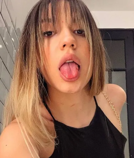 Ava (Emma)
