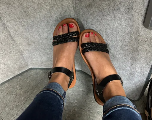 #BARENAKEDTOES😘