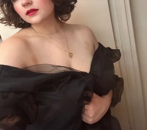 Discreet Dahlia