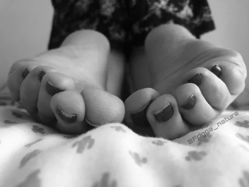 Frigga's feet