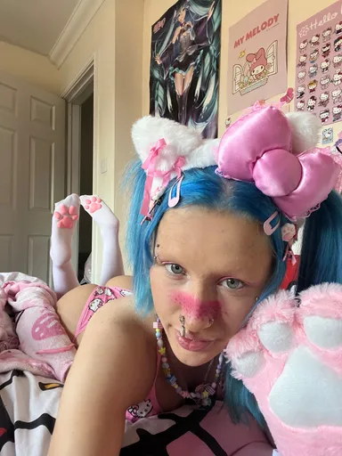 Hello Kitty Princessฅ≽^•⩊•^≼ฅ🍼👑🎀🐾