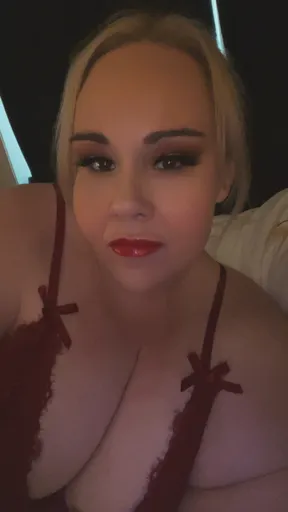 HollyLouOfficial
