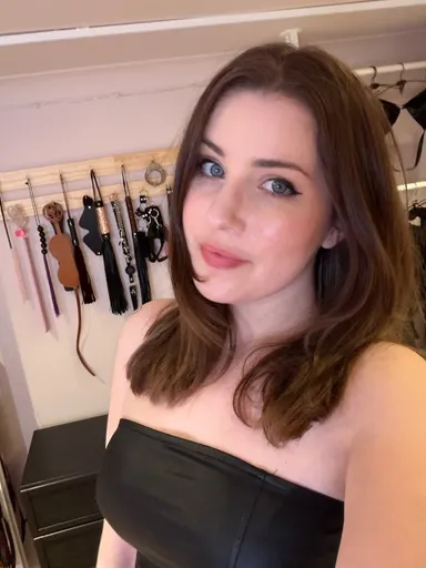 Larah Sky - Femdom