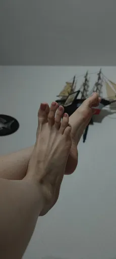 Luli Long Feet