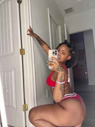 Juicy redbone girl