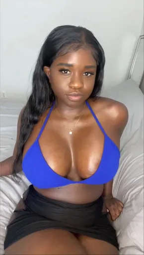 Busty Chocolate Babe XXX💋