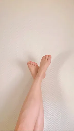 Minna’s petite feet