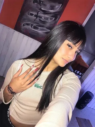 Hot brunette 🤭🥵