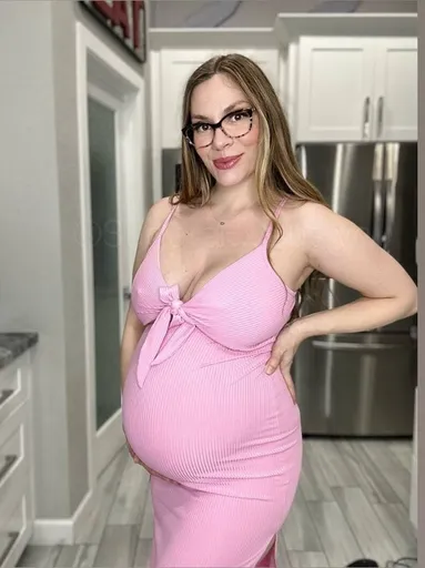 Pregnant Mia 🍼