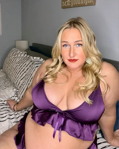 Thatcurvyblonde