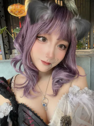 Mika's dollhouse fantasy