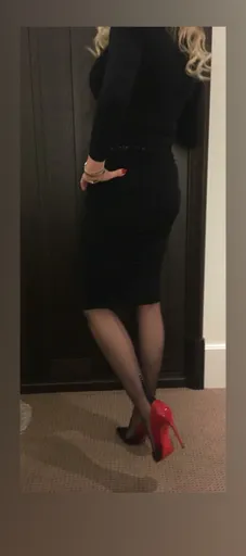 She’s got legs 👠👠 (Heels Cougar)