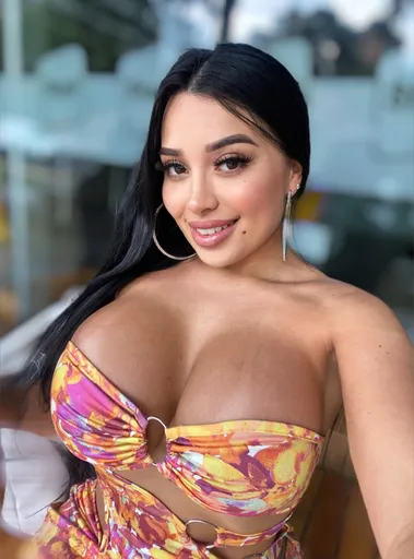 Valentina Thick & Fearless 💋✨